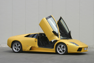 アウディの血が入った新世代ランボルギーニ！　世界中が大混乱の最中に公開された「ムルシエラゴ」【21世紀スーパーカーFILE #005】