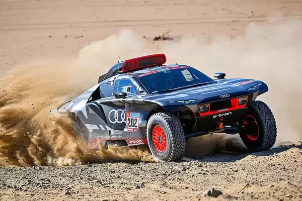 仰天スタイルでダカールラリーに参戦した「アウディ」！　負けず劣らずの「イカツ系」ラリー車たち