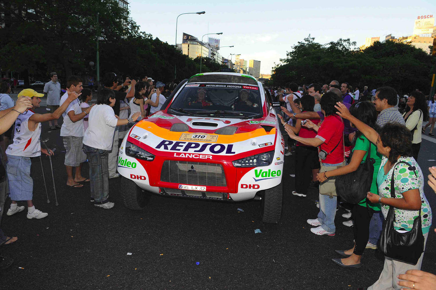 仰天スタイルでダカールラリーに参戦した「アウディ」！　負けず劣らずの「イカツ系」ラリー車たち