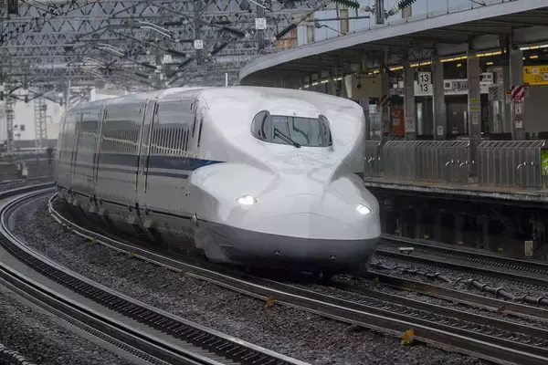 「長距離移動は「クルマ」か「電車」かドッチがお得？　かかる「お金」を計算してみた」の画像