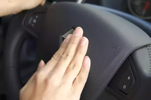 「合図や挨拶で鳴らすのも厳密には違法！　必要なところで鳴らさくてもまた違法！　正しいクルマの「ホーン」の使い方とは」の画像