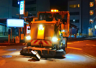 日本のクルマなのに「左ハンドル」って激レアじゃんか！　しょっちゅう見かけるのに知らないことだらけな路面清掃車の中身