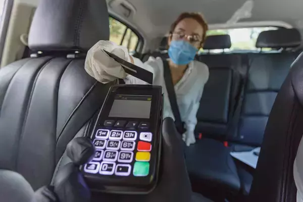 「日本でまさかの拳銃を使ったタクシー強盗発生！　キャッシュレス化で現金をもたない仕組み作りが一番の解決策」の画像