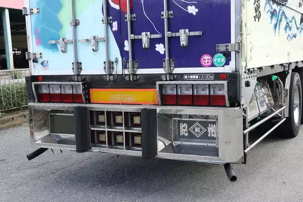 デコトラ野郎はLEDより電球！ 一番人気はスカイラインテール 