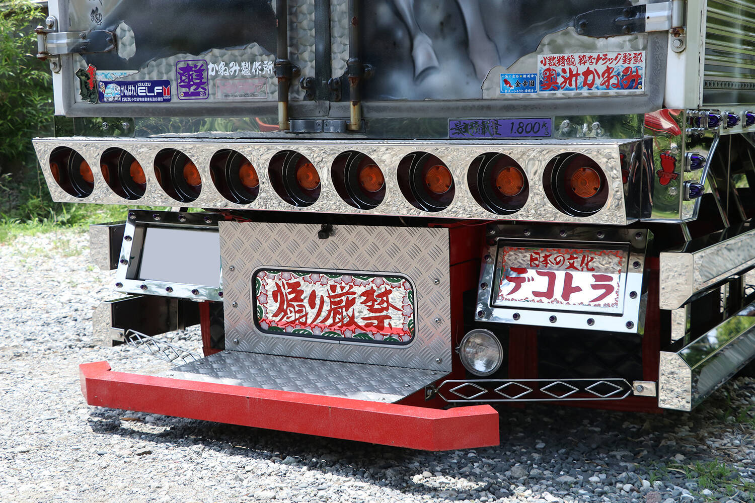 デコトラ野郎はLEDより電球！ 一番人気はスカイラインテール 