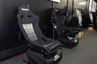 ずらり並んだシートを一気座りで比べたら即購入！　BRIDEブースなら絶対後悔しないシート選びができる【東京オートサロン2026】