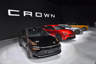 クラウンファミリーの先陣を切る「クロスオーバー」はSUVにあらず！　新ジャンル「リフトアップセダン」の正体とは