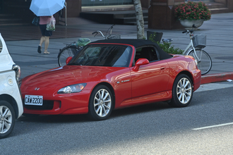 RAYSの絶大な人気にあやかって……RAVSってダメだろ！　台湾では怪しすぎるパクリホイールが堂々と売られていた