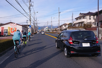 自転車の車道通行でいつまでも追い越せない自動車が大渋滞！　どっちも困る法改正で結局どうするのが正解？