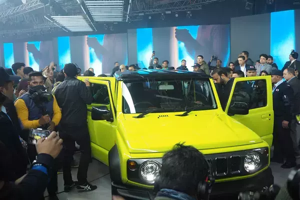 「超話題の「ジムニー5ドア」のインドでの世界初公開の場に行ってみた！　あまりの人気に現地はカオス状態」の画像