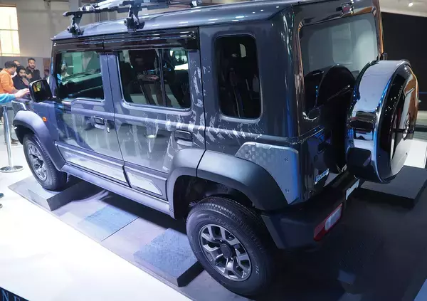 「超話題の「ジムニー5ドア」のインドでの世界初公開の場に行ってみた！　あまりの人気に現地はカオス状態」の画像