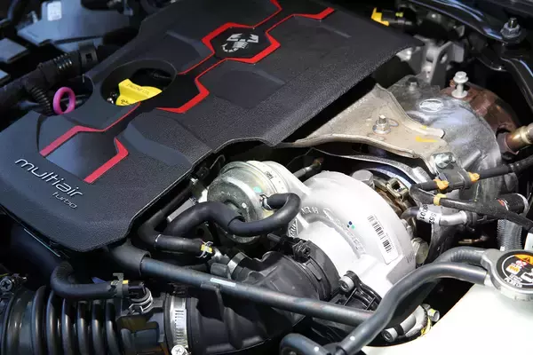 「マツダ・ロードスターにイタリアの魂を注入！　アバルト124スパイダーについて詳しく解説」の画像