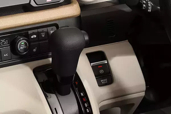 「異種格闘技だけど気になる！　日本一売れてるクルマの座を争う「ヤリス」と「新型N-BOX」を比べてみた」の画像