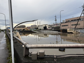 大雨の冠水路でもクロカン4WDなら余裕……は大間違い！　無敵といわれるジムニーでさえ「水深30cm」程度が限界だった