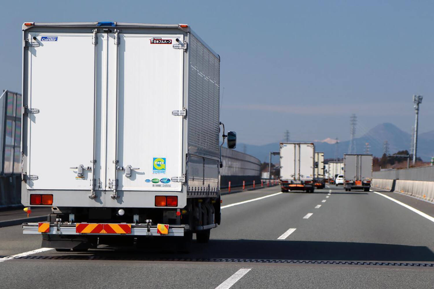 道路に重大なダメージ！　運転者にも荷主にも重い罰則！　大型車特有の違反「過積載」問題とは