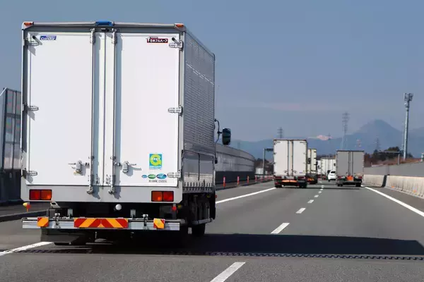 「道路に重大なダメージ！　運転者にも荷主にも重い罰則！　大型車特有の違反「過積載」問題とは」の画像
