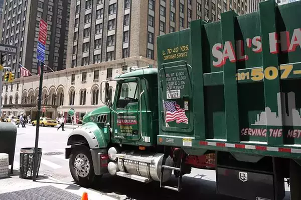 「道路に重大なダメージ！　運転者にも荷主にも重い罰則！　大型車特有の違反「過積載」問題とは」の画像