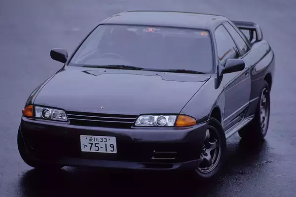 「いまやSUVが最高時速310kmの時代！　昔に比べてクルマはどのぐらい「速く」なったのか？」の画像