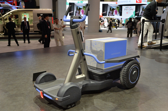 クルマのあとはコイツで玄関先までお届け！　トヨタが考えるハイエースから降りた先のモビリティが激熱【ジャパンモビリティショー2025】