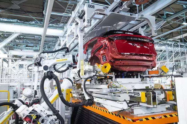 「改良でまたクルマの値段が上がった」と言うは簡単！　その裏にある自動車メーカーの葛藤と血の滲むような努力とは