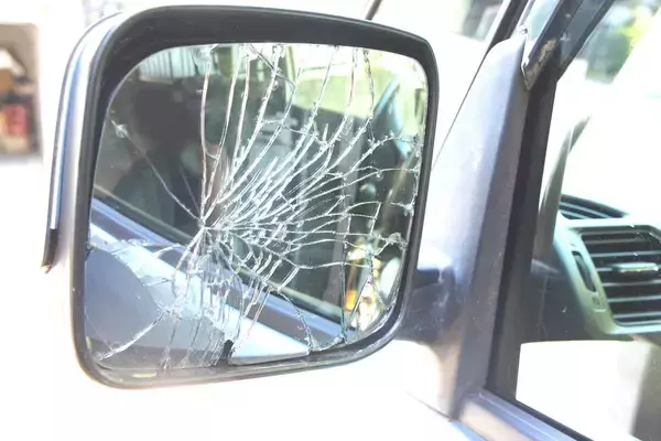 「反則金9000円の可能性も！　うっかりドアミラーを起こし忘れての走行は違法だった」の画像