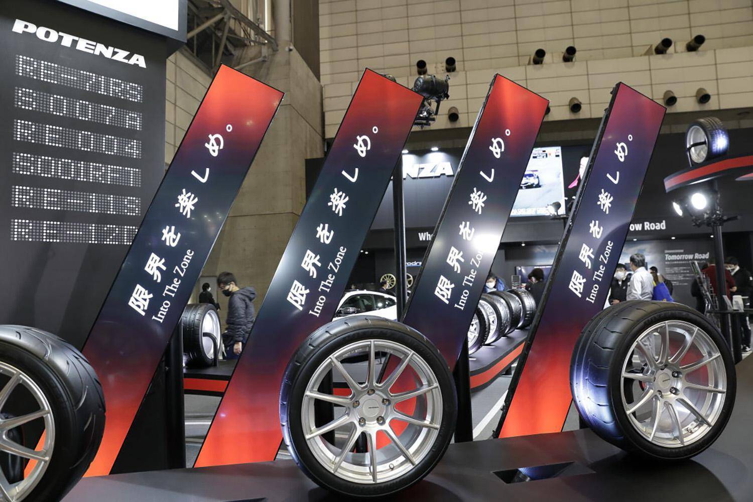 新型フェアレディZのGTマシンをさりげなく展示！　「限界を楽しめ」と豪語するブリヂストンの豪華な展示【東京オートサロン2022】