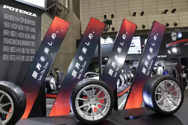「新型フェアレディZのGTマシンをさりげなく展示！　「限界を楽しめ」と豪語するブリヂストンの豪華な展示【東京オートサロン2022】」の画像