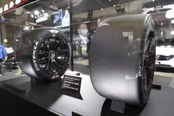「新型フェアレディZのGTマシンをさりげなく展示！　「限界を楽しめ」と豪語するブリヂストンの豪華な展示【東京オートサロン2022】」の画像
