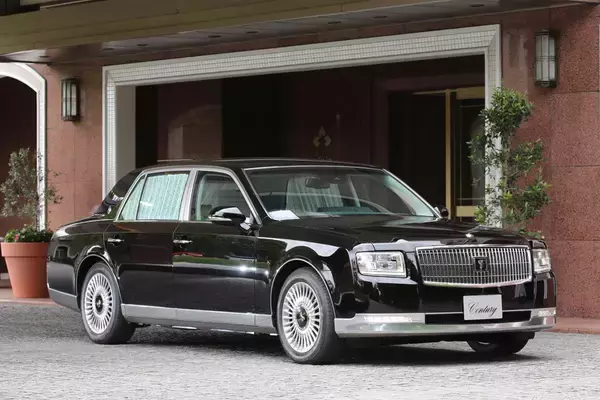 高額車ってだけじゃない！　だだっ広いだけでも違う！　オーナーが後席に乗る「ショーファーカー」ってどんなクルマ？