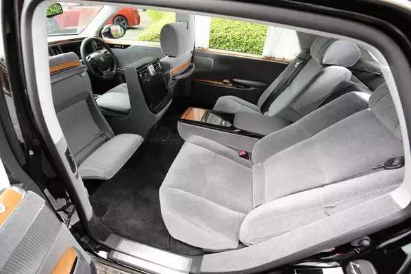 「高額車ってだけじゃない！　だだっ広いだけでも違う！　オーナーが後席に乗る「ショーファーカー」ってどんなクルマ？」の画像