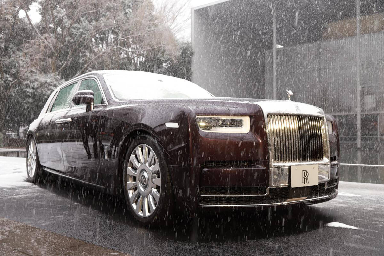 高額車ってだけじゃない！　だだっ広いだけでも違う！　オーナーが後席に乗る「ショーファーカー」ってどんなクルマ？