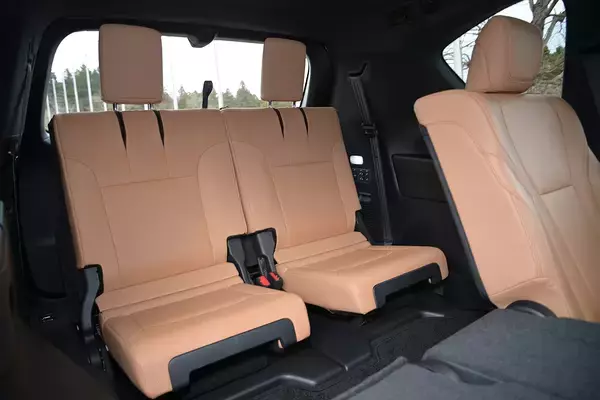 「【試乗】単なる高級SUVにあらず！　レクサスLXは市街地からガチオフロードまで圧倒的な使い勝手だった」の画像