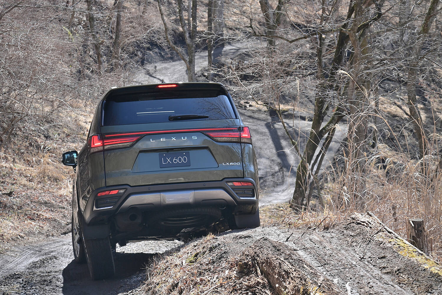 【試乗】単なる高級SUVにあらず！　レクサスLXは市街地からガチオフロードまで圧倒的な使い勝手だった