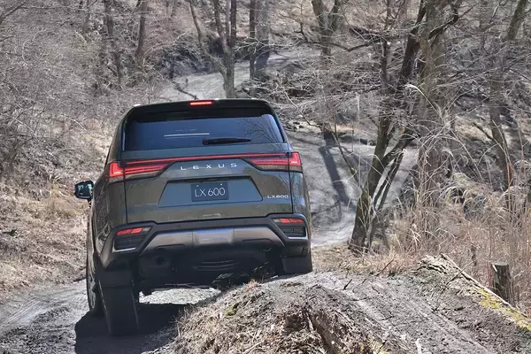 「【試乗】単なる高級SUVにあらず！　レクサスLXは市街地からガチオフロードまで圧倒的な使い勝手だった」の画像