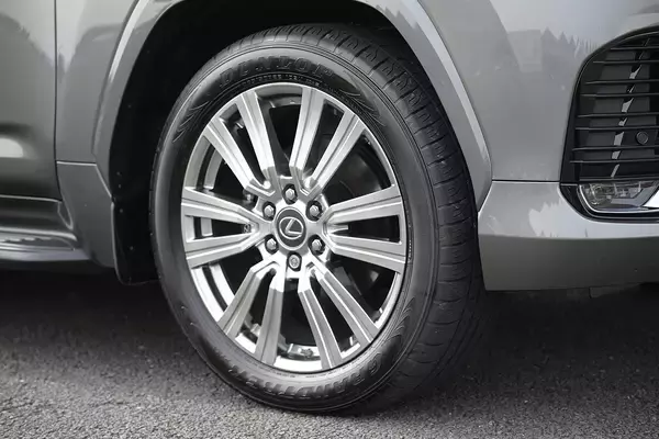 「【試乗】単なる高級SUVにあらず！　レクサスLXは市街地からガチオフロードまで圧倒的な使い勝手だった」の画像