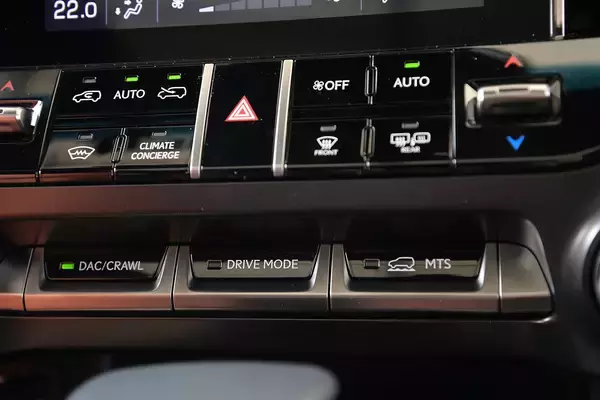 「【試乗】単なる高級SUVにあらず！　レクサスLXは市街地からガチオフロードまで圧倒的な使い勝手だった」の画像