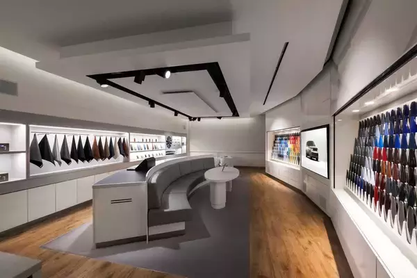 「2024年モデルのレンジローバーは全モデルがハイブリッド！　オーダーメイドシステムの導入で自分だけの１台を作ることも可能に」の画像