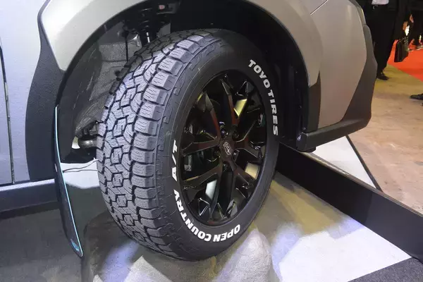 「ドリ車からオフローダーまで６台を展示！　D1ドライバーもずらり揃うトーヨータイヤブース【TAS2024】」の画像