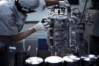 この令和の時代になぜ機械よりも人間？　高性能車が職人の「手組みエンジン」を積むワケ