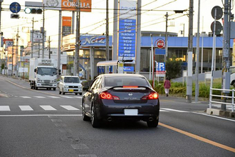 「対応車線の左折車も連なってるし……隙間で右折！」は反則金アリの立派な違反!!　今一度確かめたい「右折」のルール