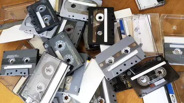 ポルシェ・カローラ・ジープ・マセラティがそのまま登場！　車名が「歌詞」に登場するクルマ好きが歓喜する曲たち