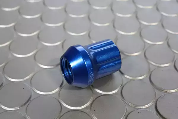 「「軸の太さ」に「ネジ山のピッチ」に「座面の形」！　ホイールの「ナット」は素人泣かせの複雑さだった」の画像