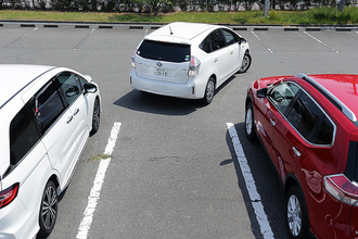 「駐車場所」次第でクルマの寿命を縮める！　こんなトコロは要注意な駐車の条件