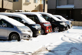 降雪予報が出たら「ワイパー立てろ」「サイドブレーキ下ろせ」って何のため？　「日本最低気温の日」に確認しておきたい誰でもできるクルマの冬対策