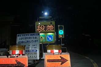 工事現場の仮設信号機って無視しても違反にならないものがあるってホント？　とはいえ大事故の可能性もあるので基本的に従うべき！