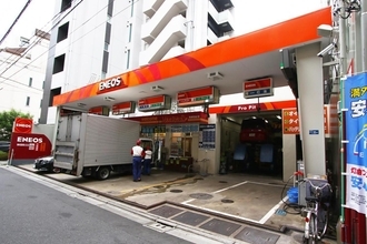 気がついてた？　ガソリンスタンドの周囲に必ずある「お堀」の正体とは