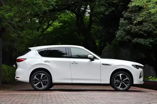 「後ろ足で蹴り出すような「FR」らしさを表現！　これまでのSUVとは似て非なる「マツダCX-60」のデザインの秘密」の画像