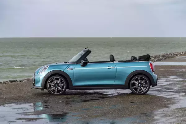 オシャレなクルマが欲しい人はこれで決まり！　限定車「MINI コンバーチブル シーサイドエディション」が登場