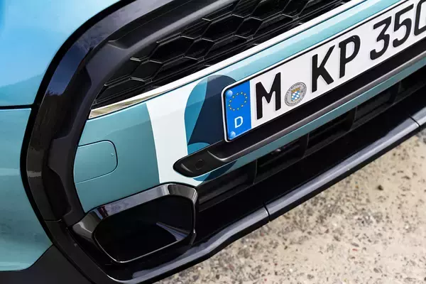 「オシャレなクルマが欲しい人はこれで決まり！　限定車「MINI コンバーチブル シーサイドエディション」が登場」の画像