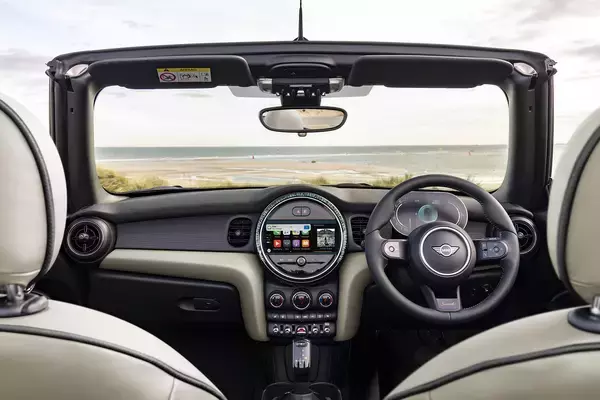 「オシャレなクルマが欲しい人はこれで決まり！　限定車「MINI コンバーチブル シーサイドエディション」が登場」の画像